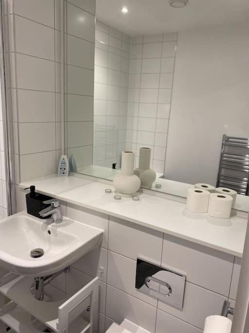 Modern Trafford 1Br Apartment-Free Parking-Cinema Room Manchester Exteriér fotografie