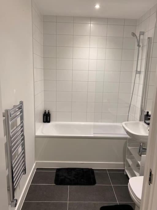 Modern Trafford 1Br Apartment-Free Parking-Cinema Room Manchester Exteriér fotografie